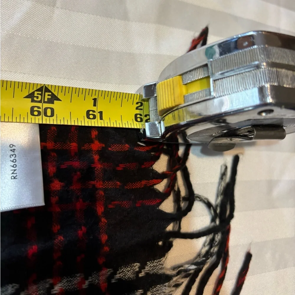 100% Acrylic Black, Red and White Scarf With Fringe (Good Condition)